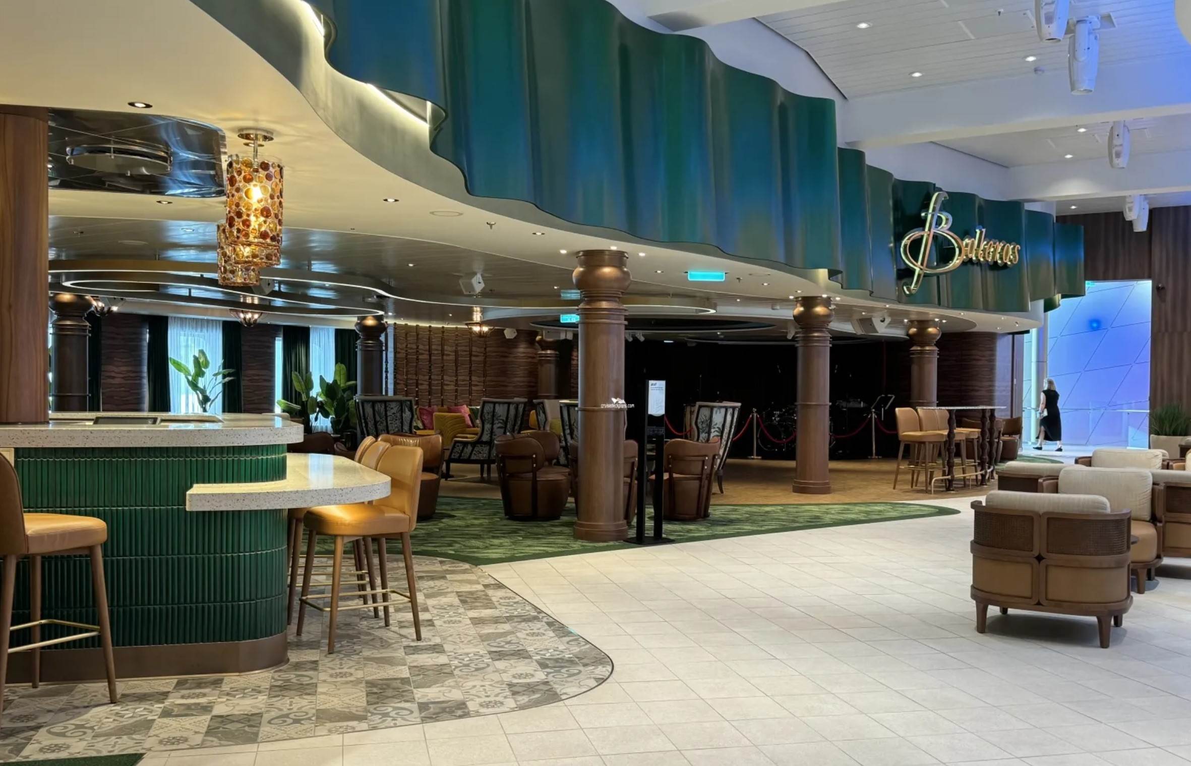 A large room with a bar and chairs

Description automatically generated