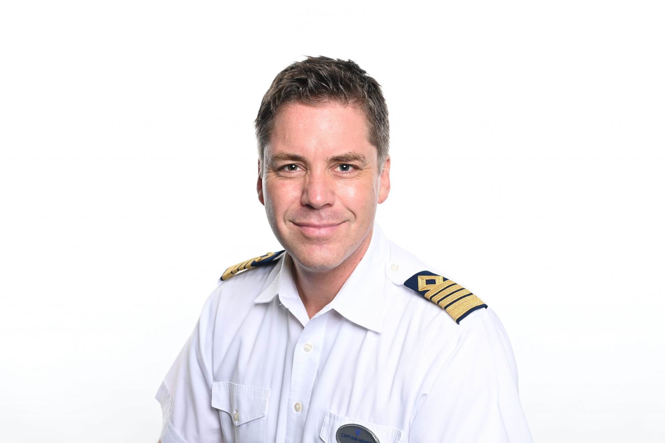 A person in a uniform

Description automatically generated