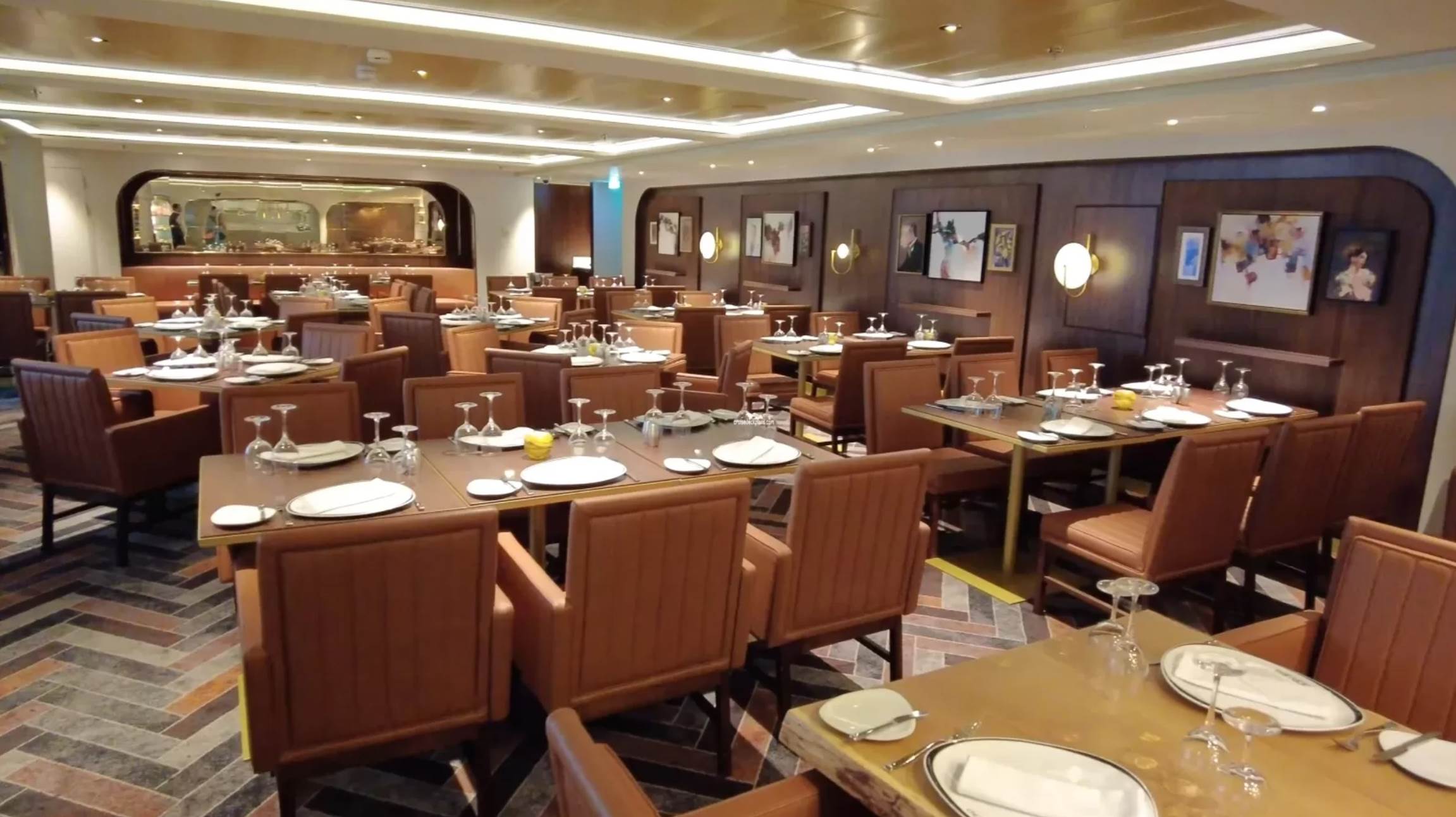 A restaurant with tables and chairs

Description automatically generated