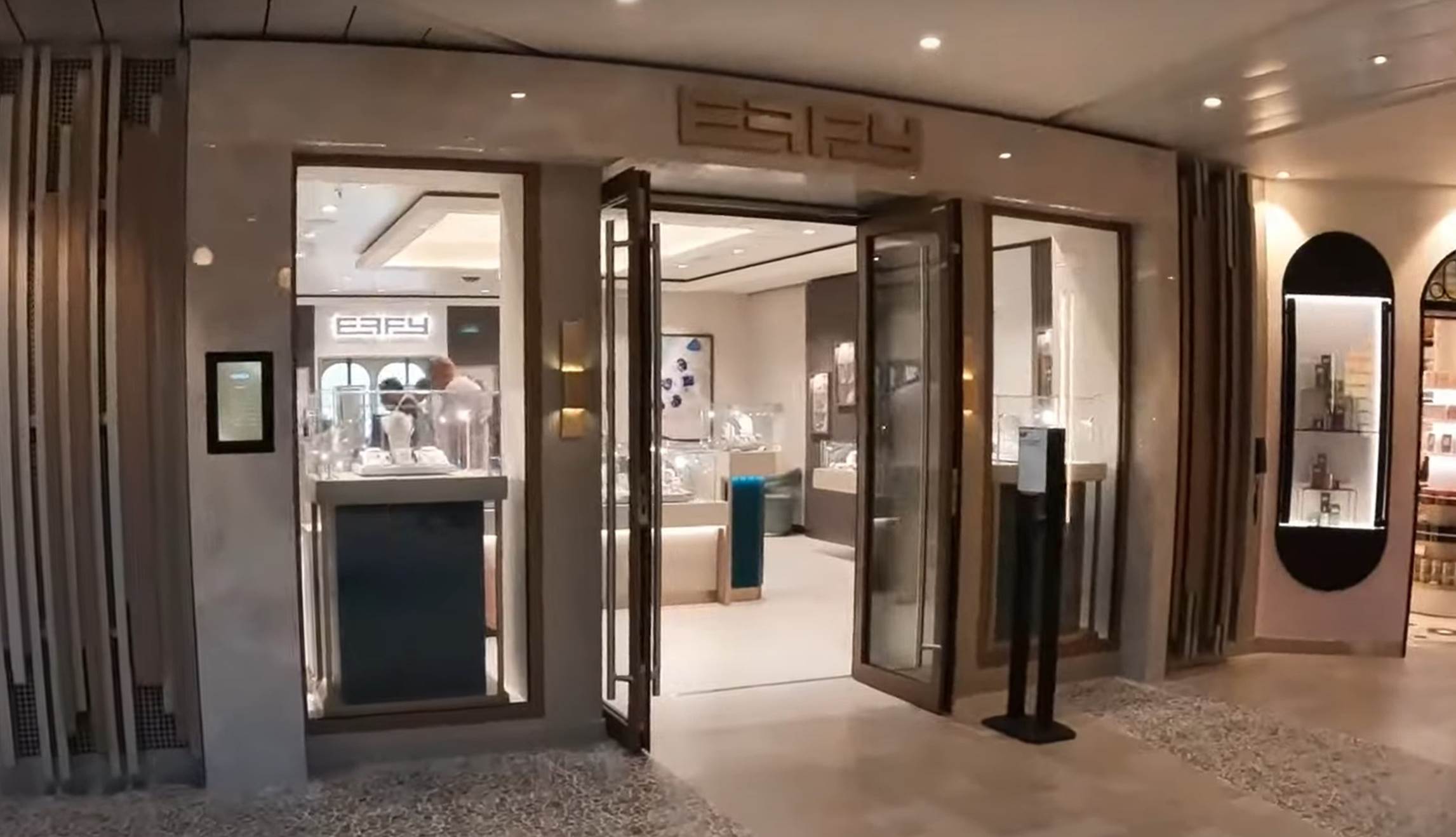 A store with glass doors

Description automatically generated