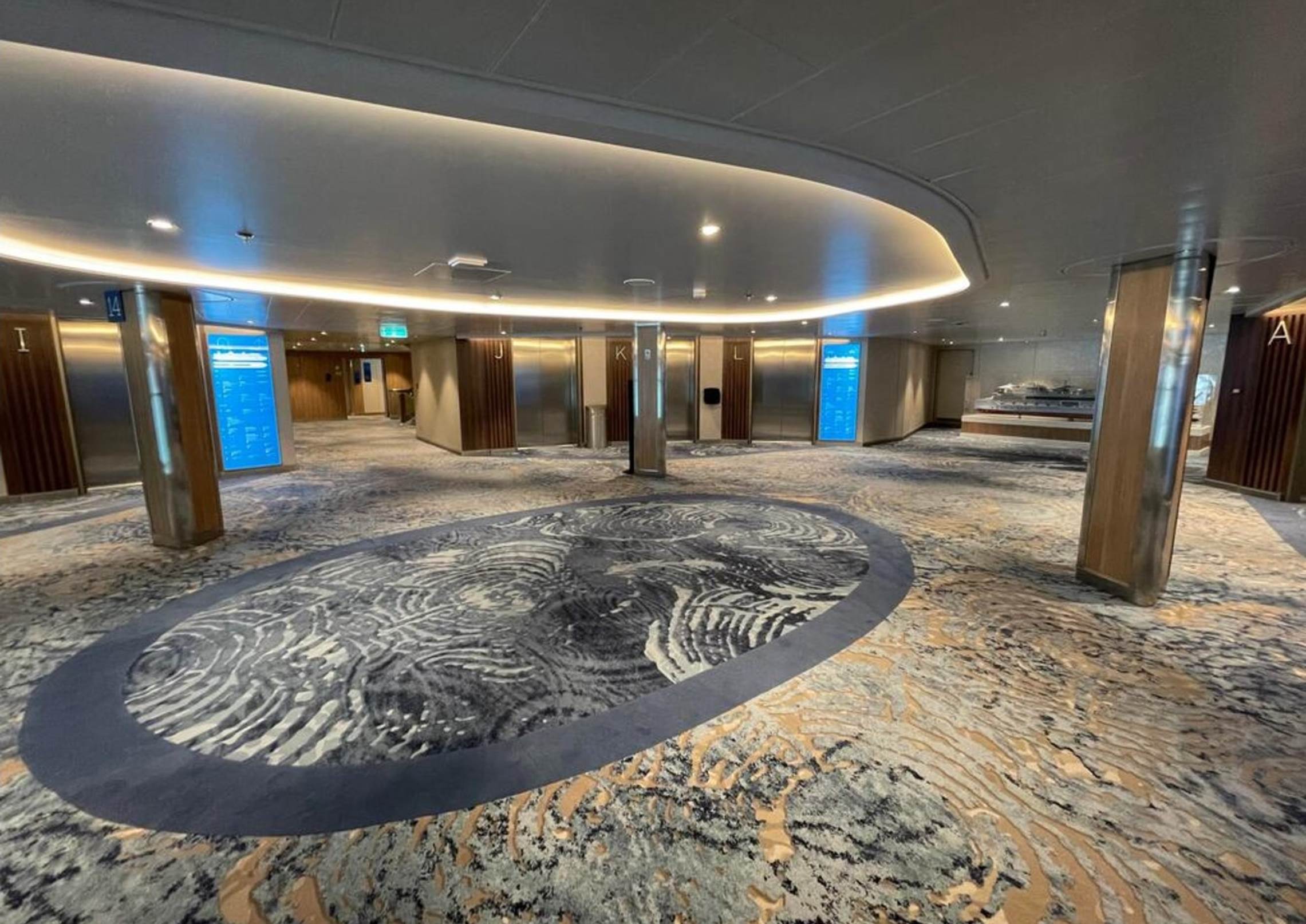 A large room with a carpeted floor

Description automatically generated