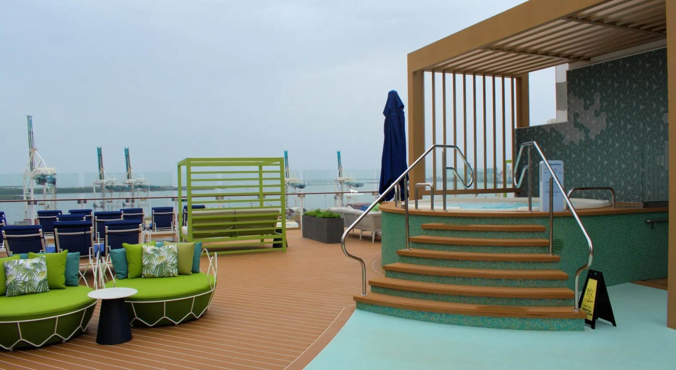 A deck with a pool and a chair

Description automatically generated with medium confidence