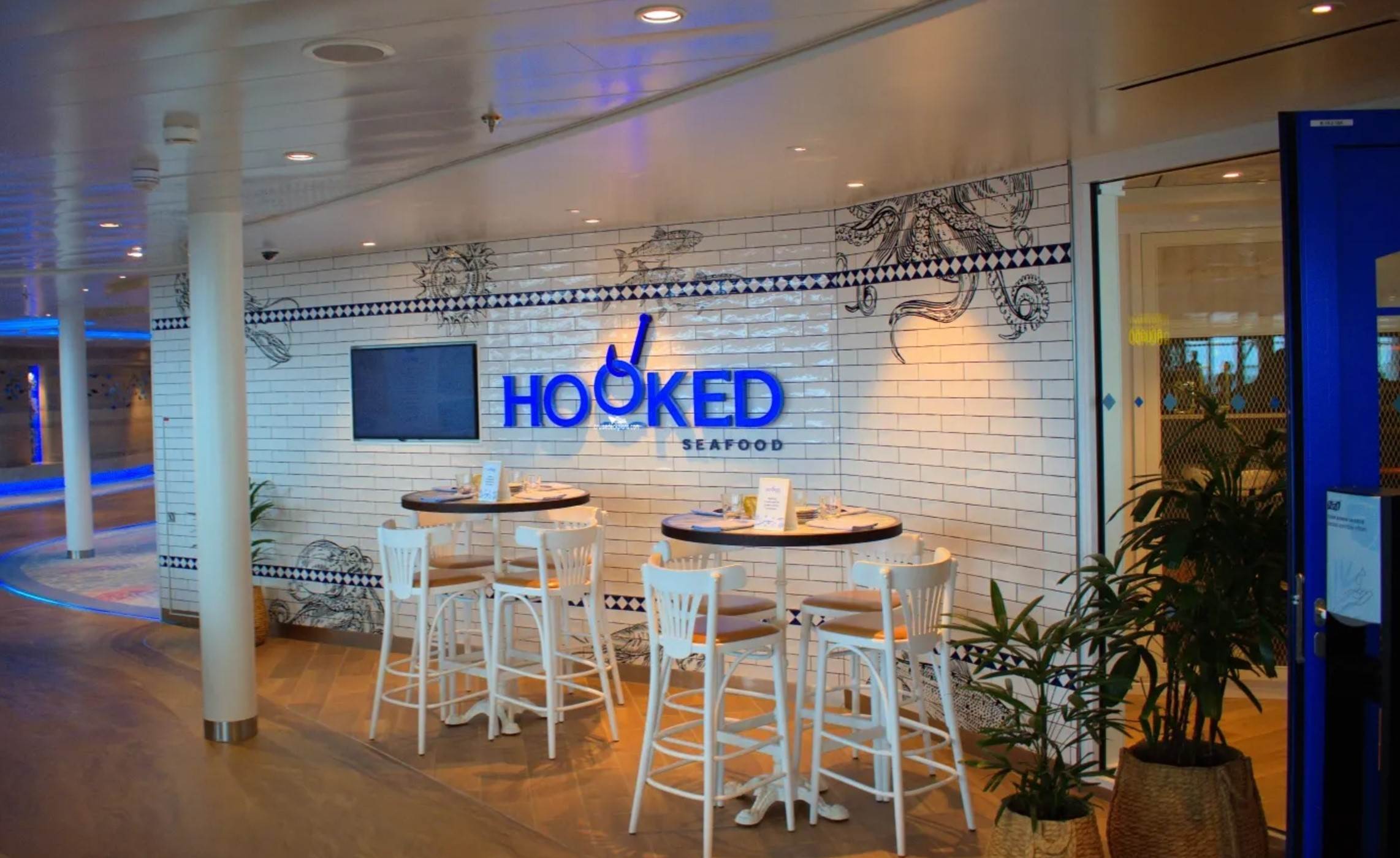 A restaurant with tables and chairs

Description automatically generated
