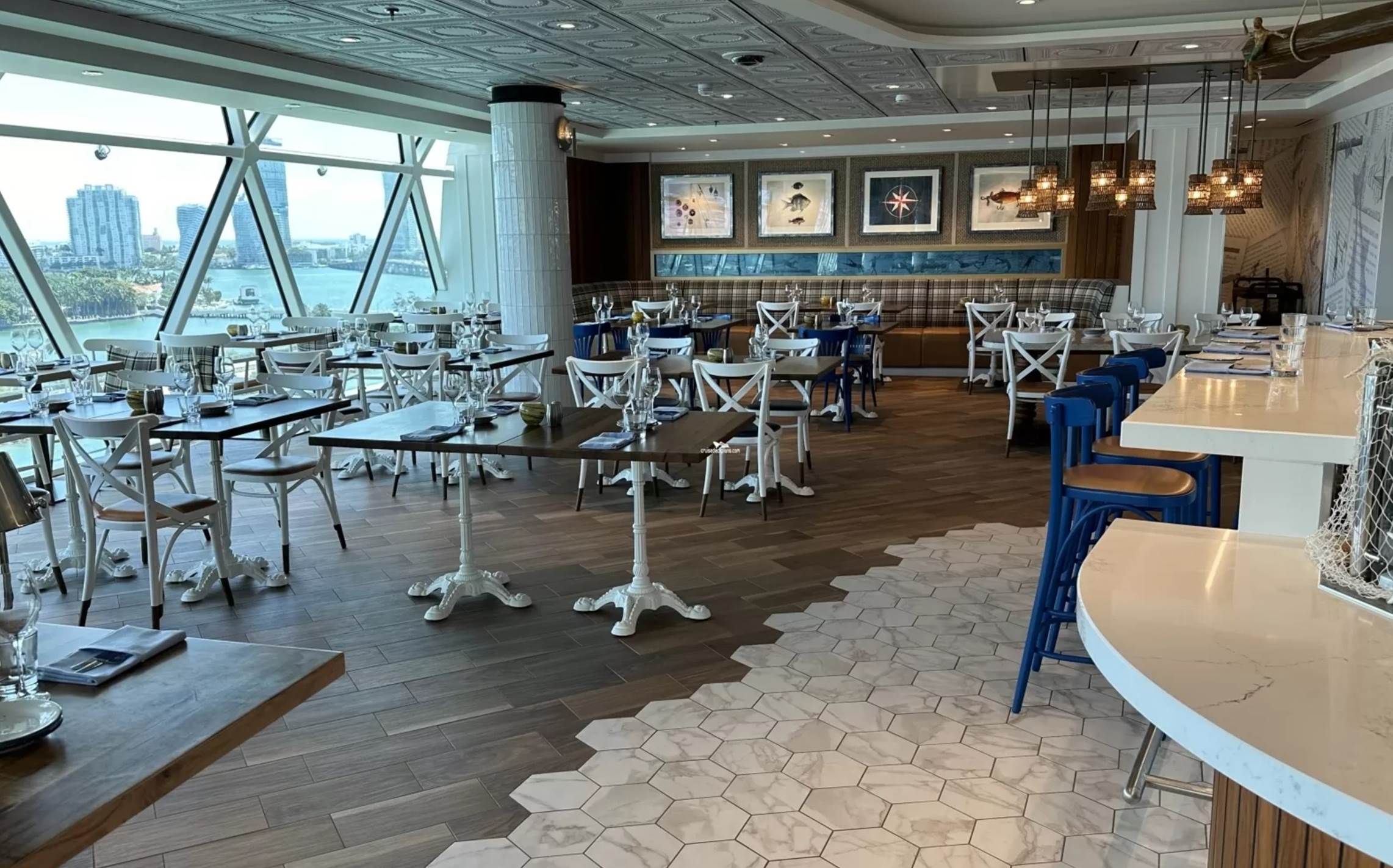 A restaurant with tables and chairs

Description automatically generated