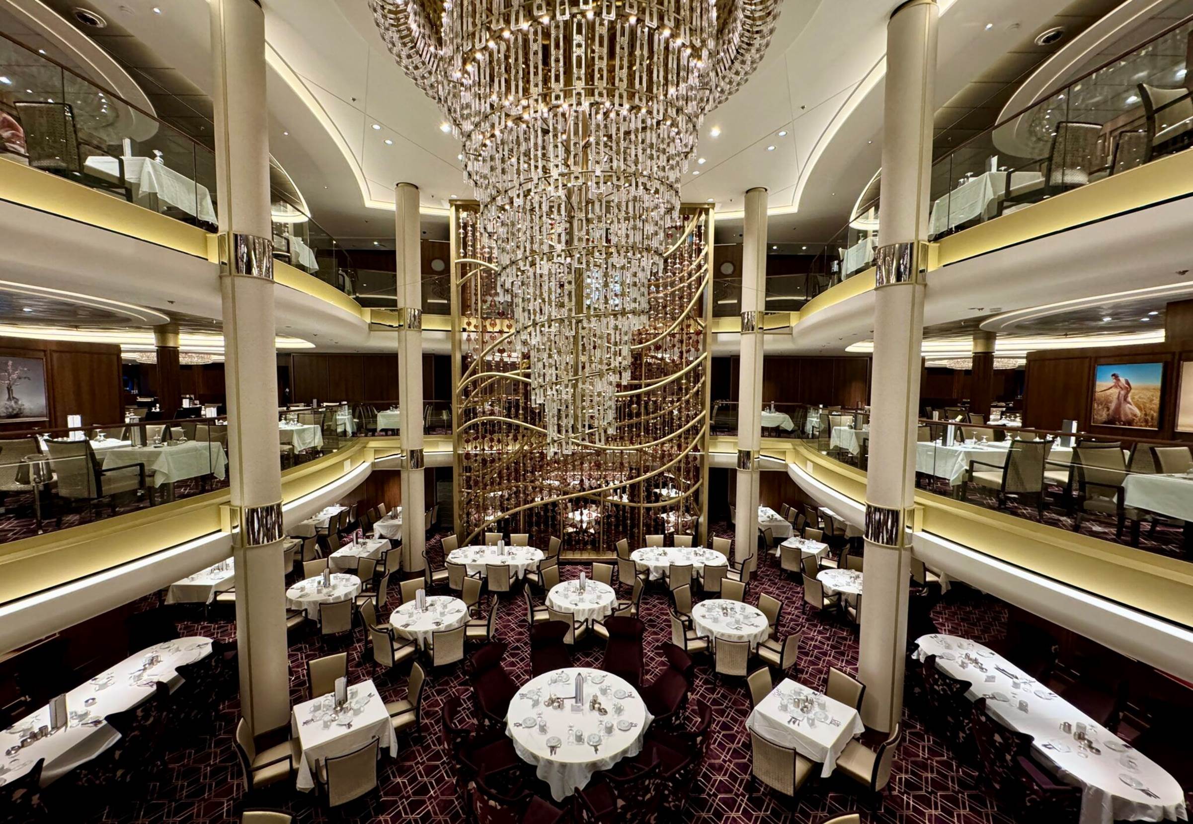 A large room with tables and chairs

Description automatically generated