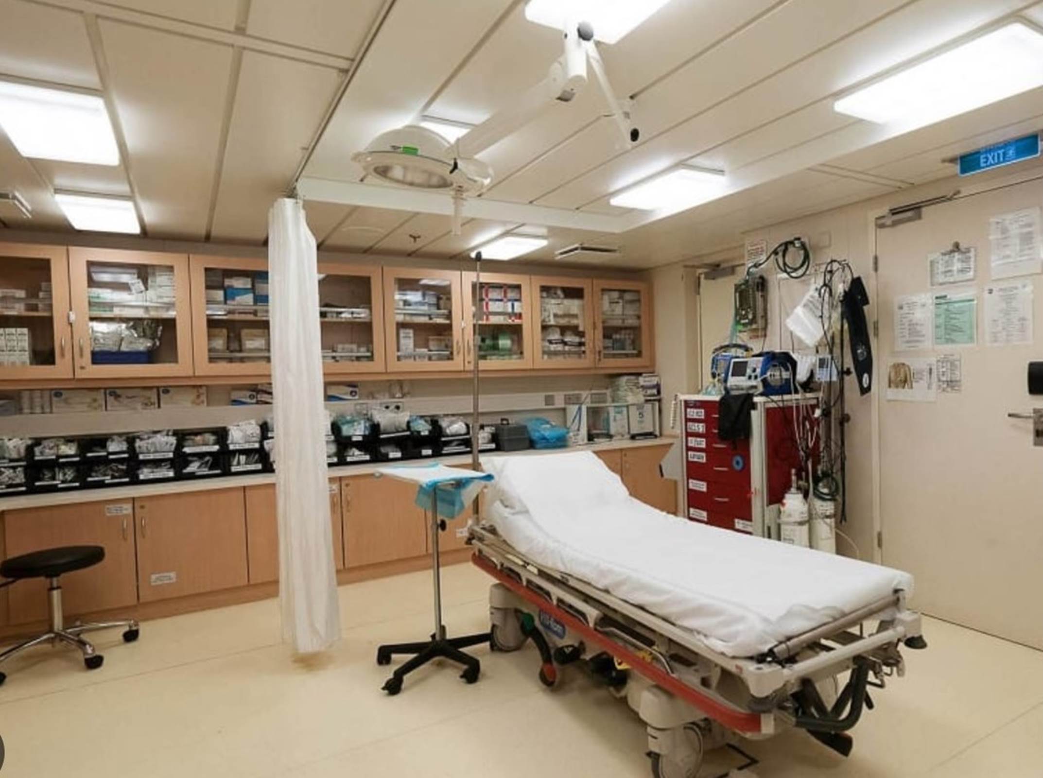A hospital room with a stretcher

Description automatically generated